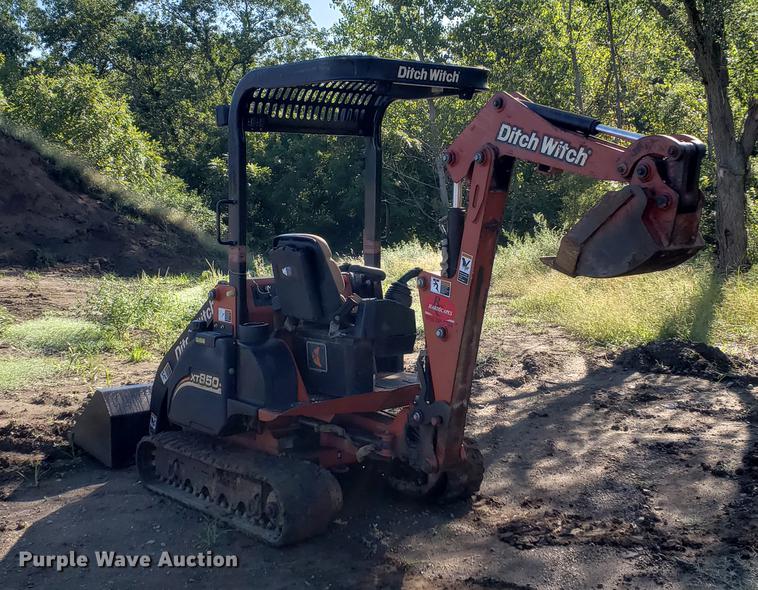 image for item EF9834 Ditch Witch XT850 mini skid steer/mini excavator/tool carrier