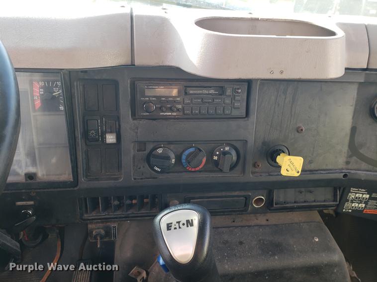 image for item EF9851 1996 International 4900 flat dump bed truck