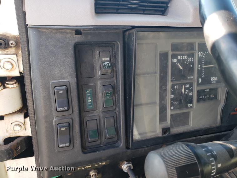 image for item EF9851 1996 International 4900 flat dump bed truck