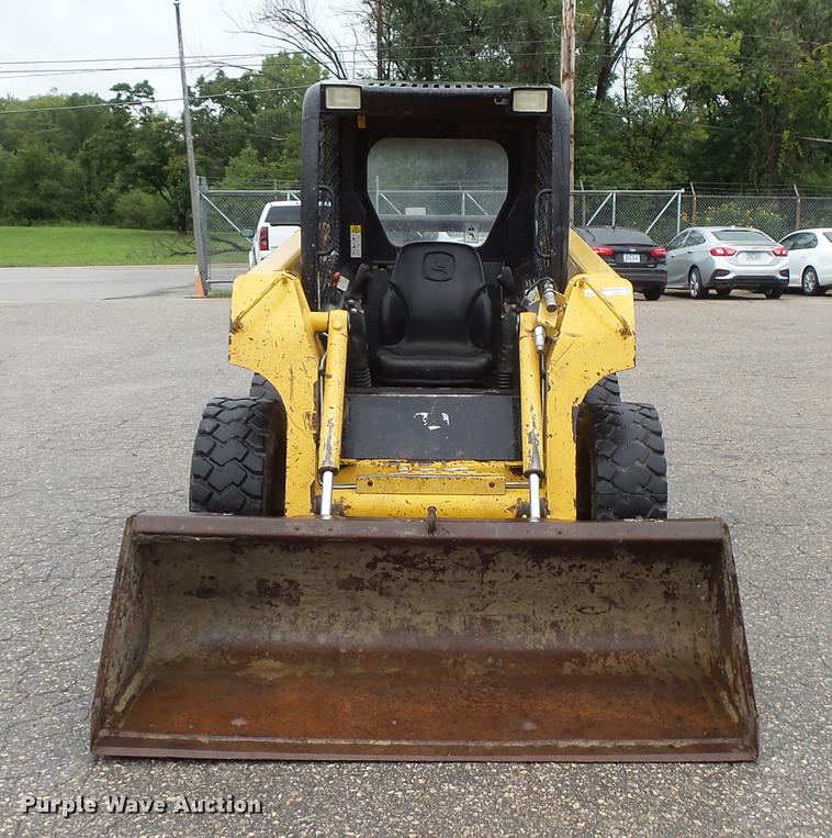 image for item FT9831 1999 John Deere 240 skid steer