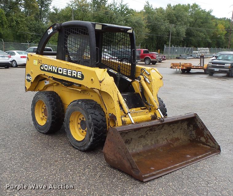 image for item FT9831 1999 John Deere 240 skid steer