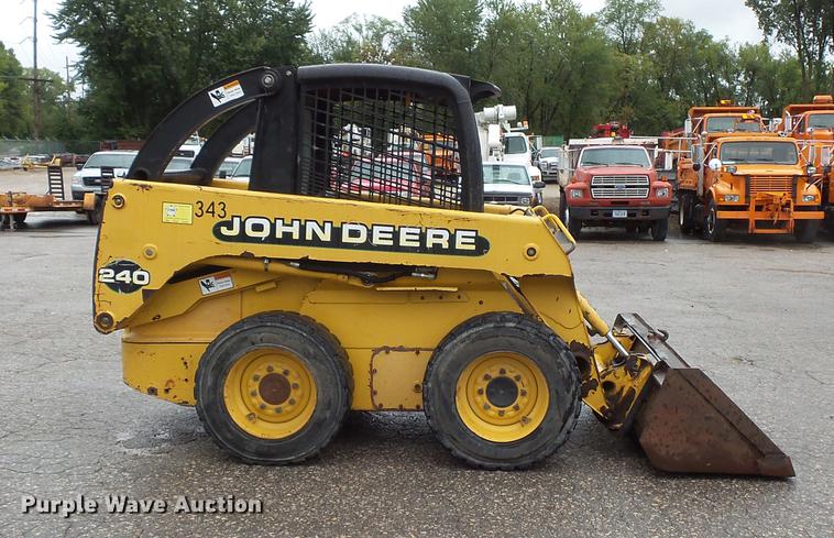 image for item FT9831 1999 John Deere 240 skid steer