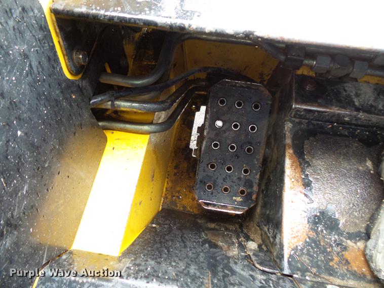 image for item FT9831 1999 John Deere 240 skid steer