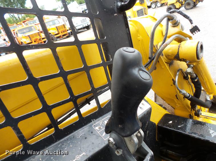 image for item FT9831 1999 John Deere 240 skid steer