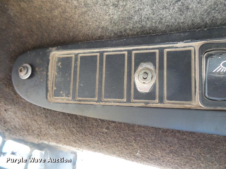 image for item FT9831 1999 John Deere 240 skid steer