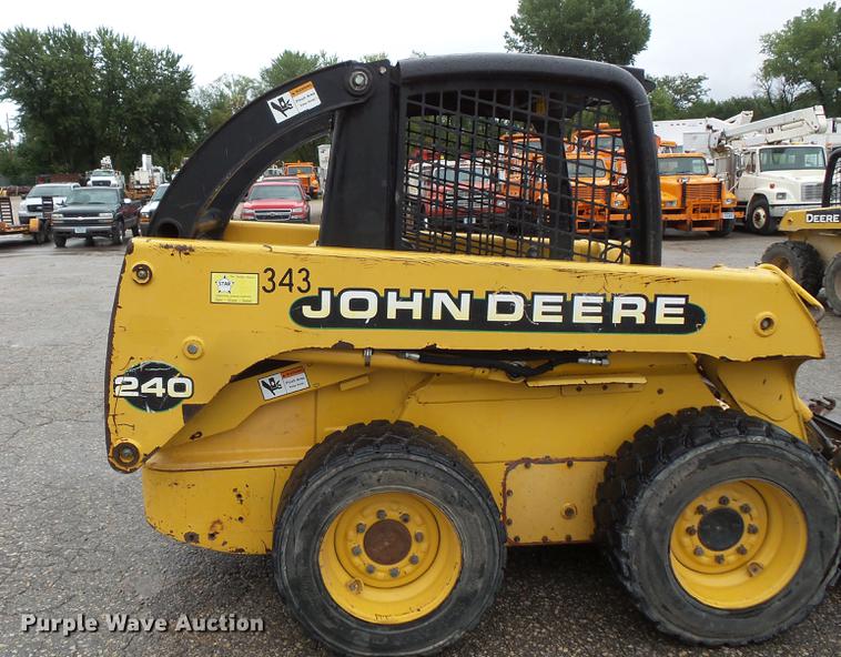 image for item FT9831 1999 John Deere 240 skid steer