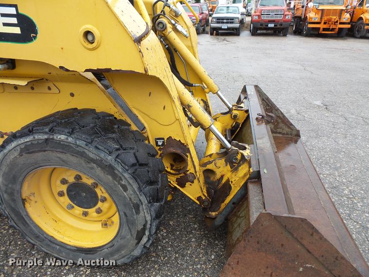image for item FT9831 1999 John Deere 240 skid steer