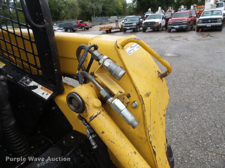 image for item FT9831 1999 John Deere 240 skid steer