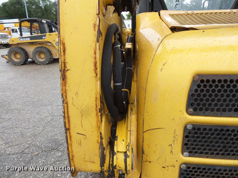 image for item FT9831 1999 John Deere 240 skid steer