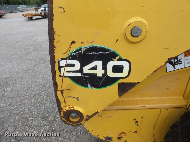 image for item FT9831 1999 John Deere 240 skid steer