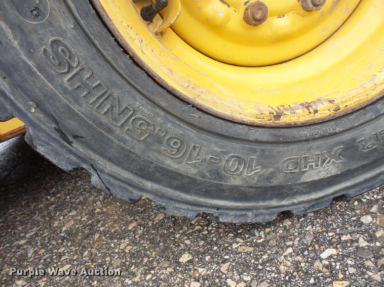 image for item FT9831 1999 John Deere 240 skid steer