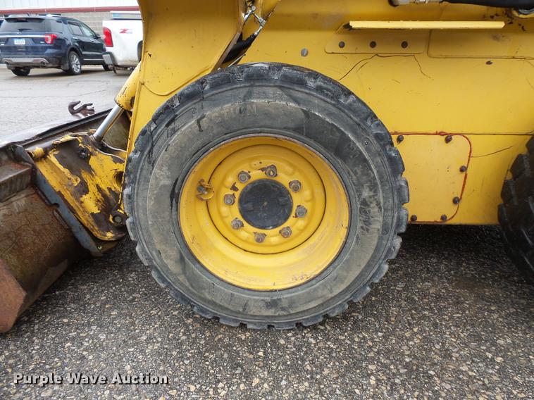 image for item FT9831 1999 John Deere 240 skid steer