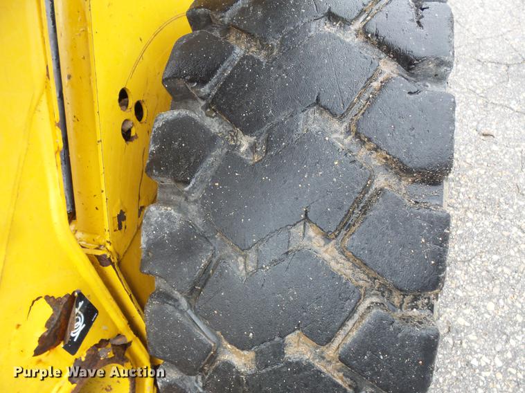 image for item FT9831 1999 John Deere 240 skid steer