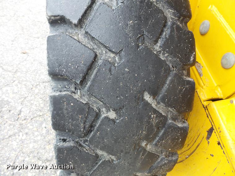 image for item FT9831 1999 John Deere 240 skid steer