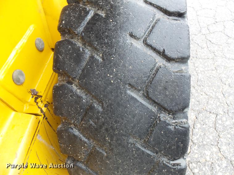 image for item FT9831 1999 John Deere 240 skid steer