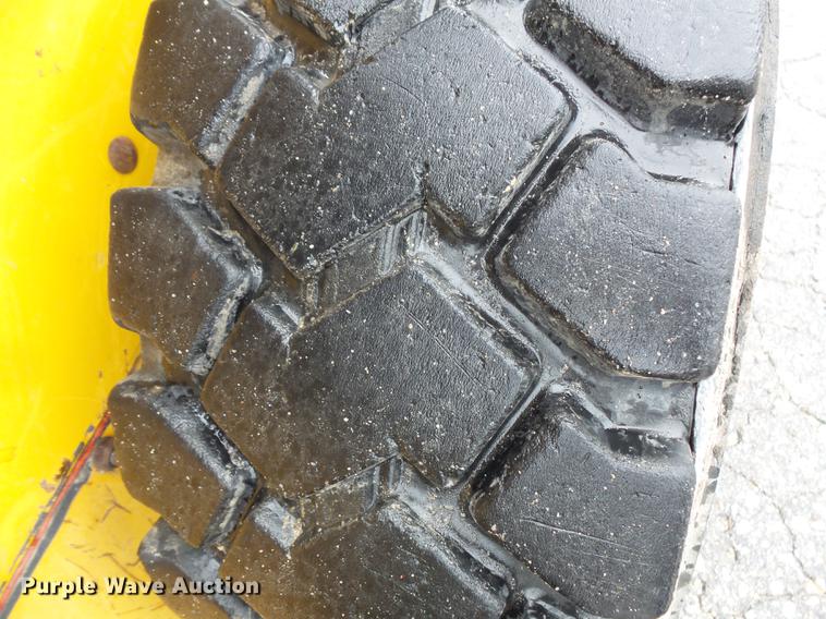 image for item FT9831 1999 John Deere 240 skid steer