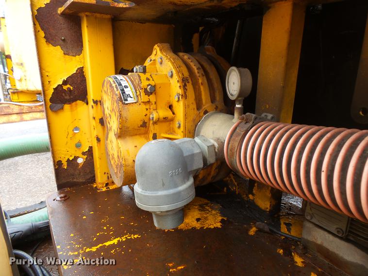 image for item FT9833 2000 U-Dump 512F vacuum trailer