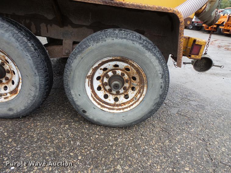 image for item FT9833 2000 U-Dump 512F vacuum trailer