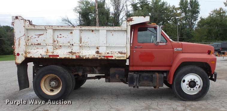 image for item FT9840 1988 Ford F700 dump truck