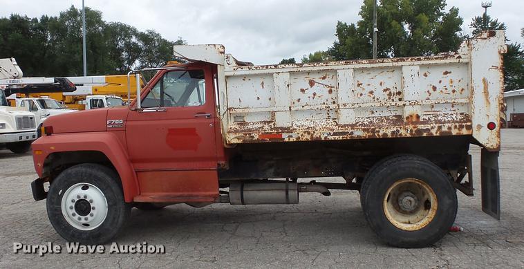 image for item FT9840 1988 Ford F700 dump truck
