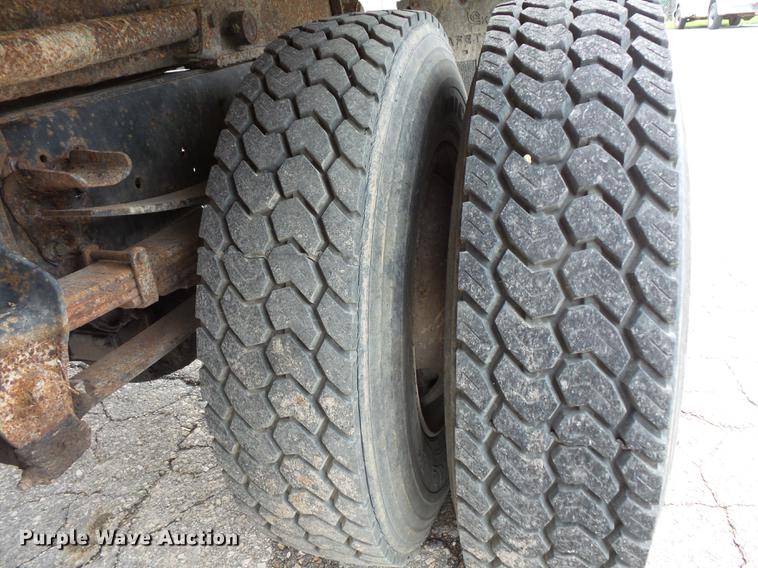 image for item FT9840 1988 Ford F700 dump truck