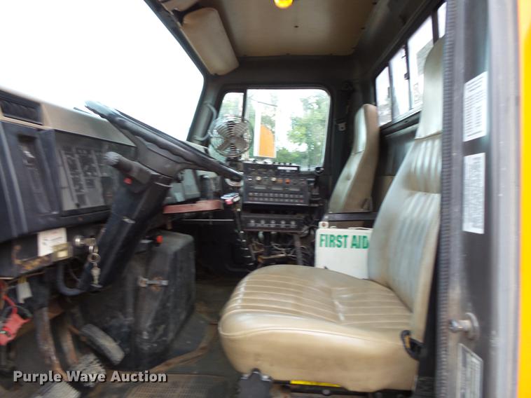 image for item FT9842 1995 International 4700 dump truck