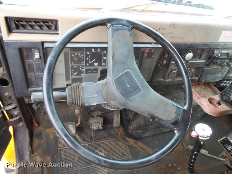 image for item FT9842 1995 International 4700 dump truck