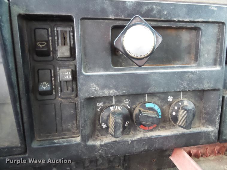 image for item FT9842 1995 International 4700 dump truck