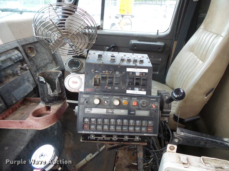 image for item FT9842 1995 International 4700 dump truck