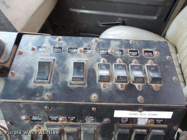 image for item FT9842 1995 International 4700 dump truck