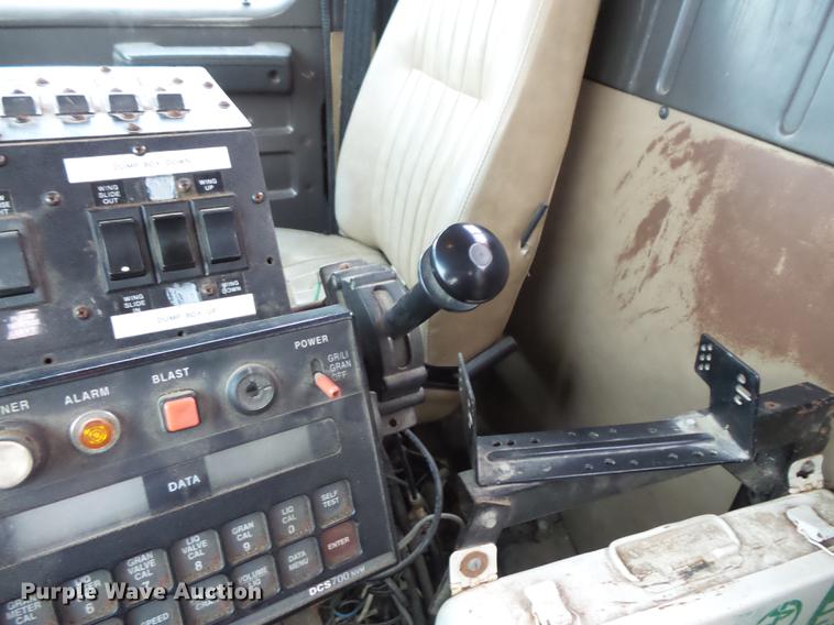 image for item FT9842 1995 International 4700 dump truck