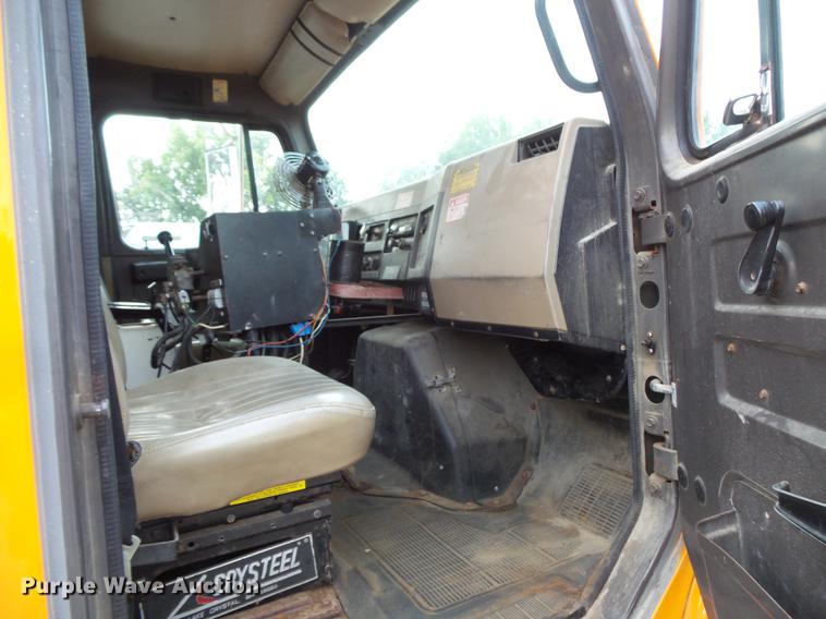 image for item FT9842 1995 International 4700 dump truck