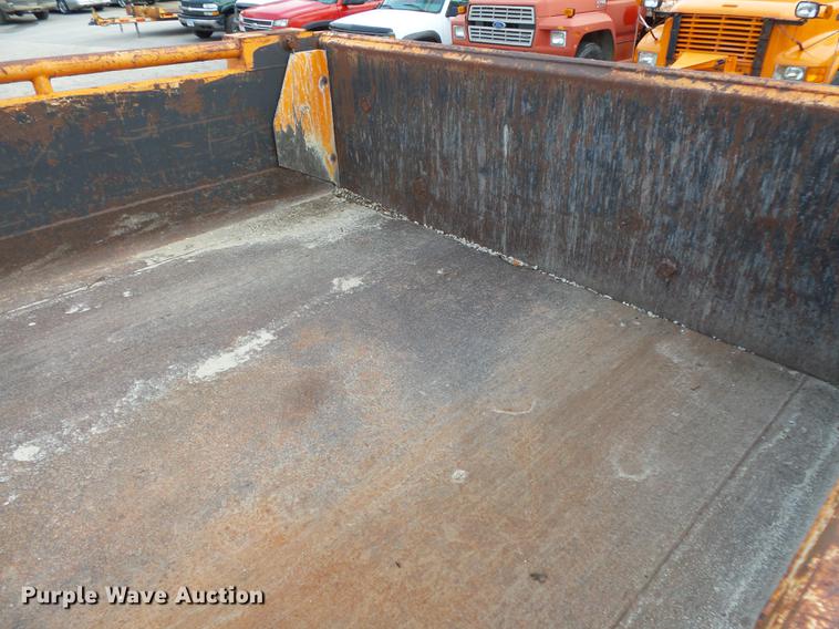 image for item FT9842 1995 International 4700 dump truck