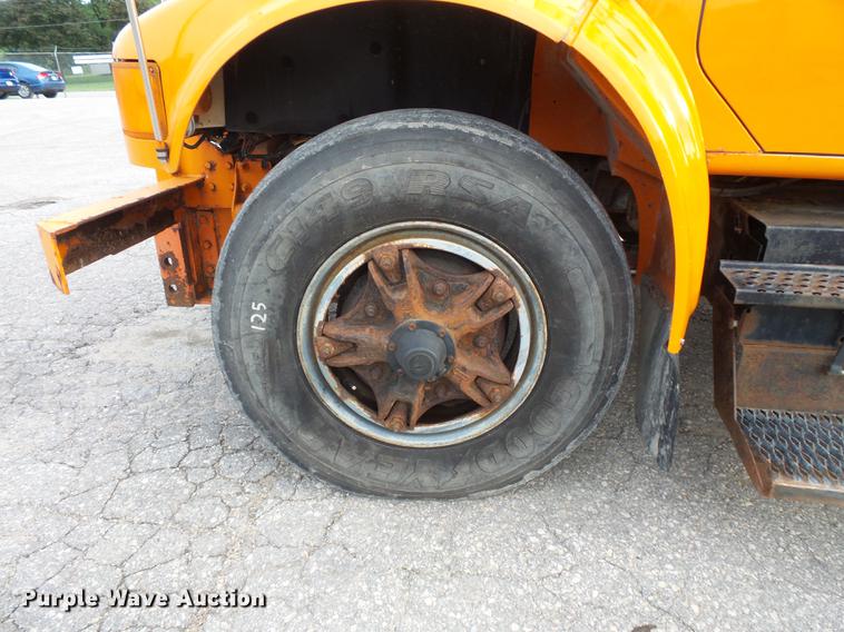 image for item FT9842 1995 International 4700 dump truck