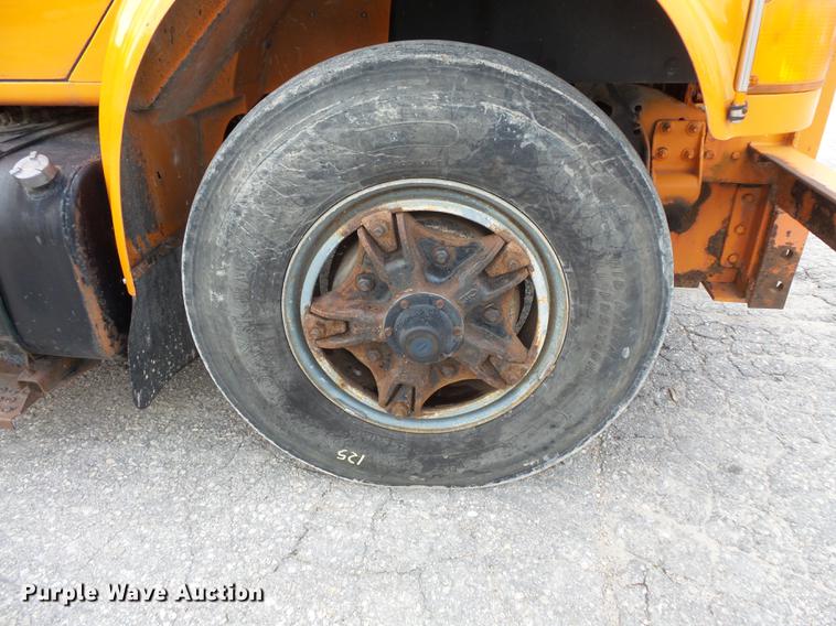 image for item FT9842 1995 International 4700 dump truck