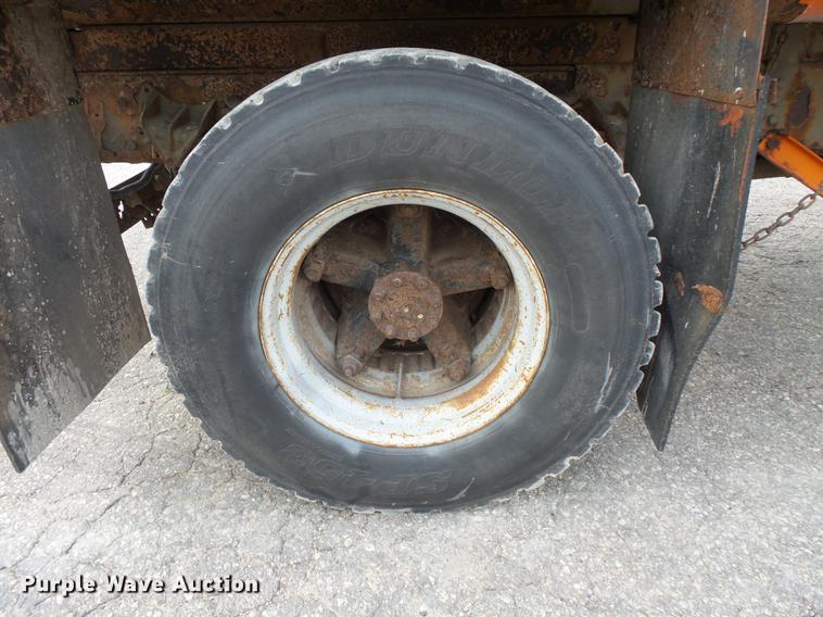 image for item FT9842 1995 International 4700 dump truck