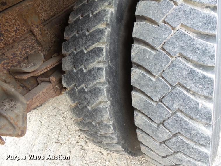 image for item FT9842 1995 International 4700 dump truck