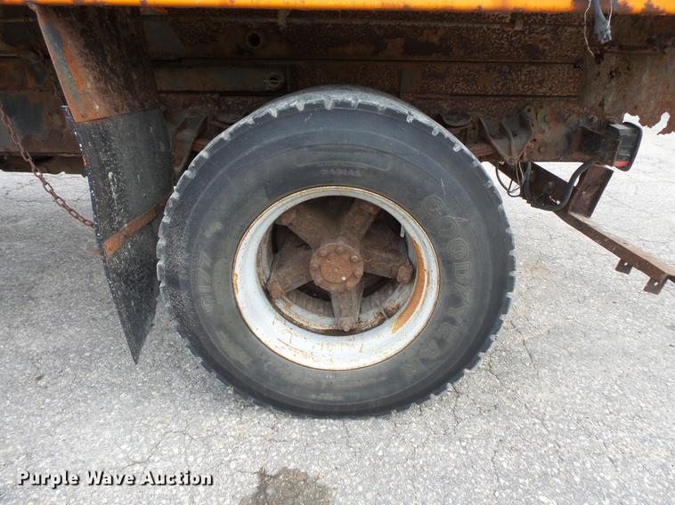 image for item FT9842 1995 International 4700 dump truck