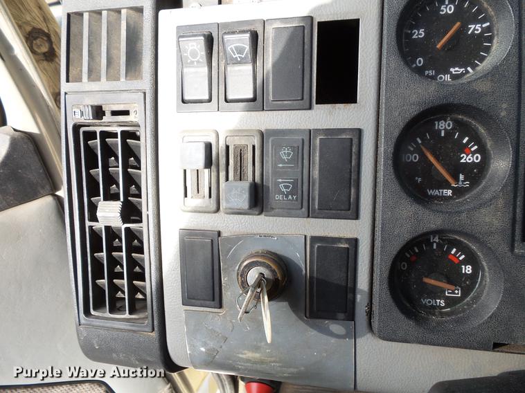 image for item FT9843 1994 Freightliner FL70 bucket truck