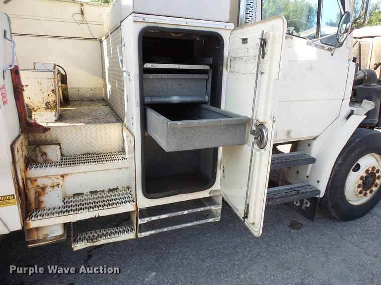 image for item FT9843 1994 Freightliner FL70 bucket truck