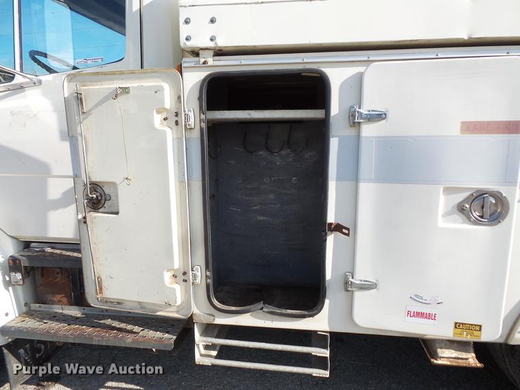 image for item FT9843 1994 Freightliner FL70 bucket truck