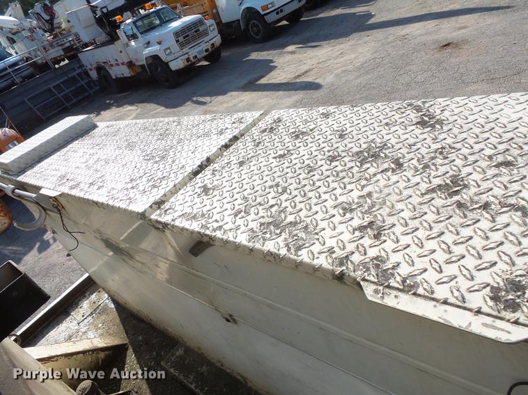 image for item FT9843 1994 Freightliner FL70 bucket truck