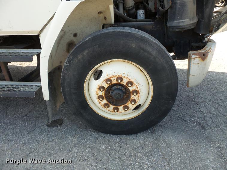 image for item FT9843 1994 Freightliner FL70 bucket truck