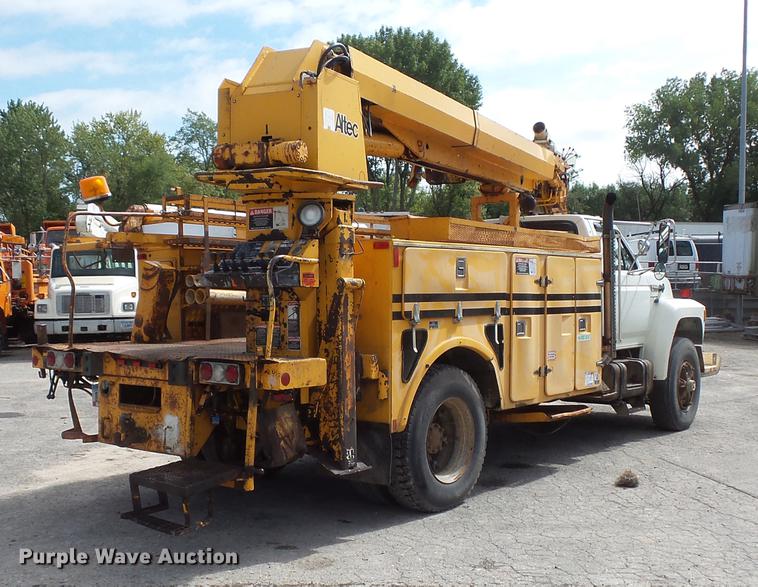 image for item FT9847 1994 Ford F800 digger derrick truck