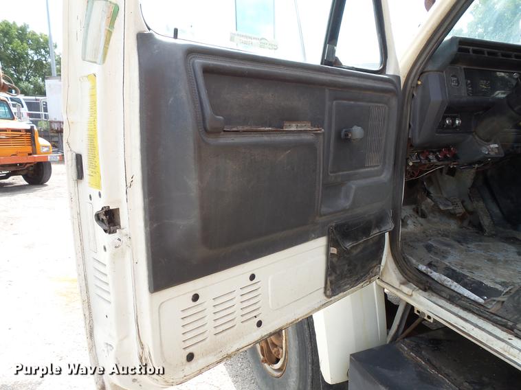 image for item FT9847 1994 Ford F800 digger derrick truck