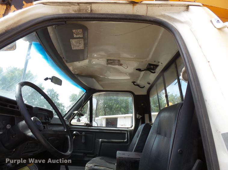 image for item FT9847 1994 Ford F800 digger derrick truck