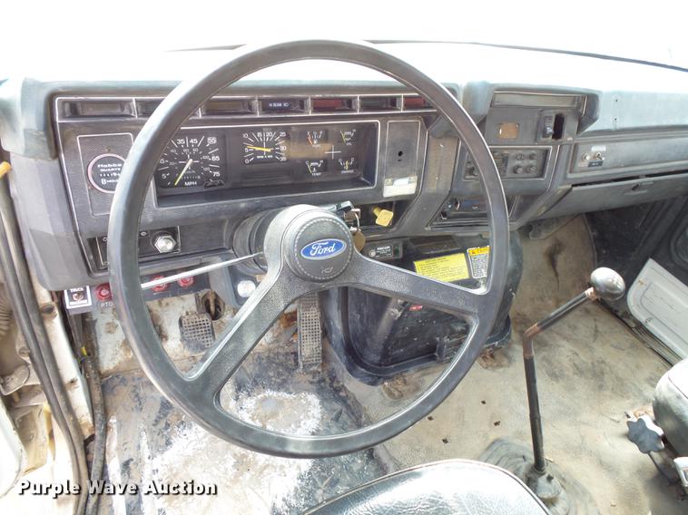 image for item FT9847 1994 Ford F800 digger derrick truck