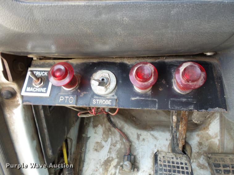 image for item FT9847 1994 Ford F800 digger derrick truck