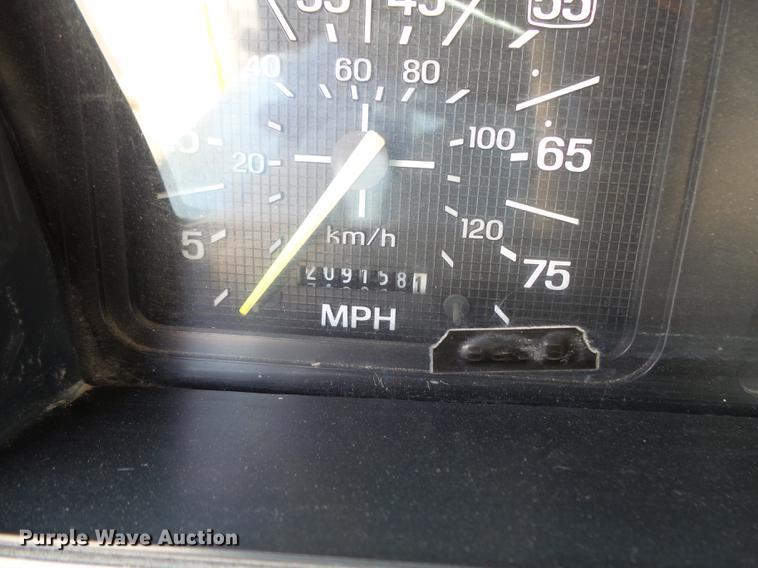 image for item FT9847 1994 Ford F800 digger derrick truck