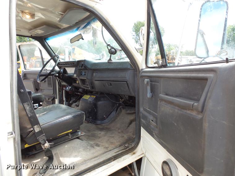 image for item FT9847 1994 Ford F800 digger derrick truck